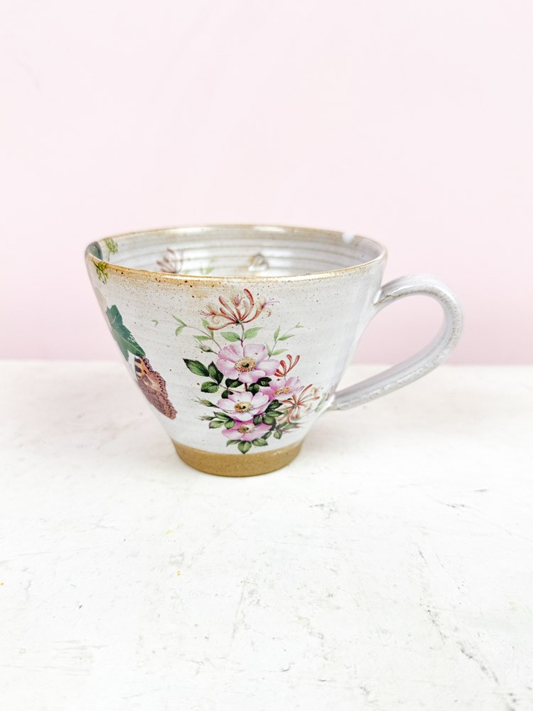 Becher mit Griff aus Steingut - von Sofia Korolina weiß mit Blumen