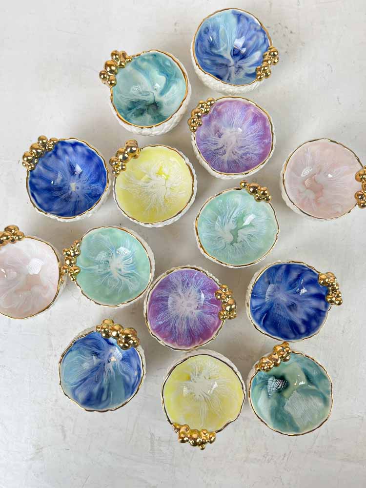 Keramik von miabella Keramik Schmuckschalen - kleine Schmuckschale mit goldenen Porzellankugeln in rosa, hellblau, lila, mintgrün und hellblau bei Remix von sofie