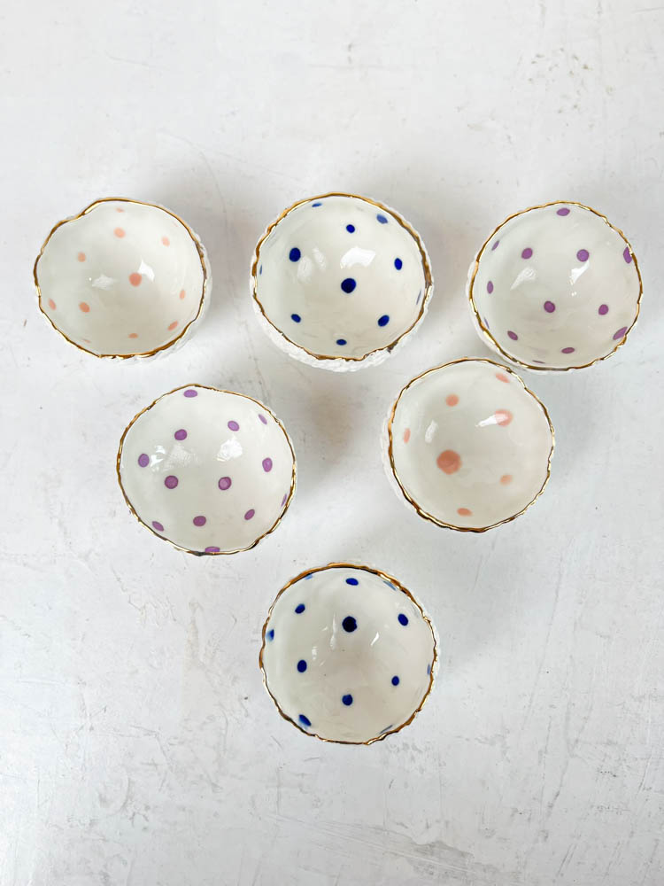 Keramik von miabella Keramik Schmuckschalen - kleine Schmuckschale mit goldenen Porzellankugeln in Weiß mit Punkten bei Remix von Sofie.