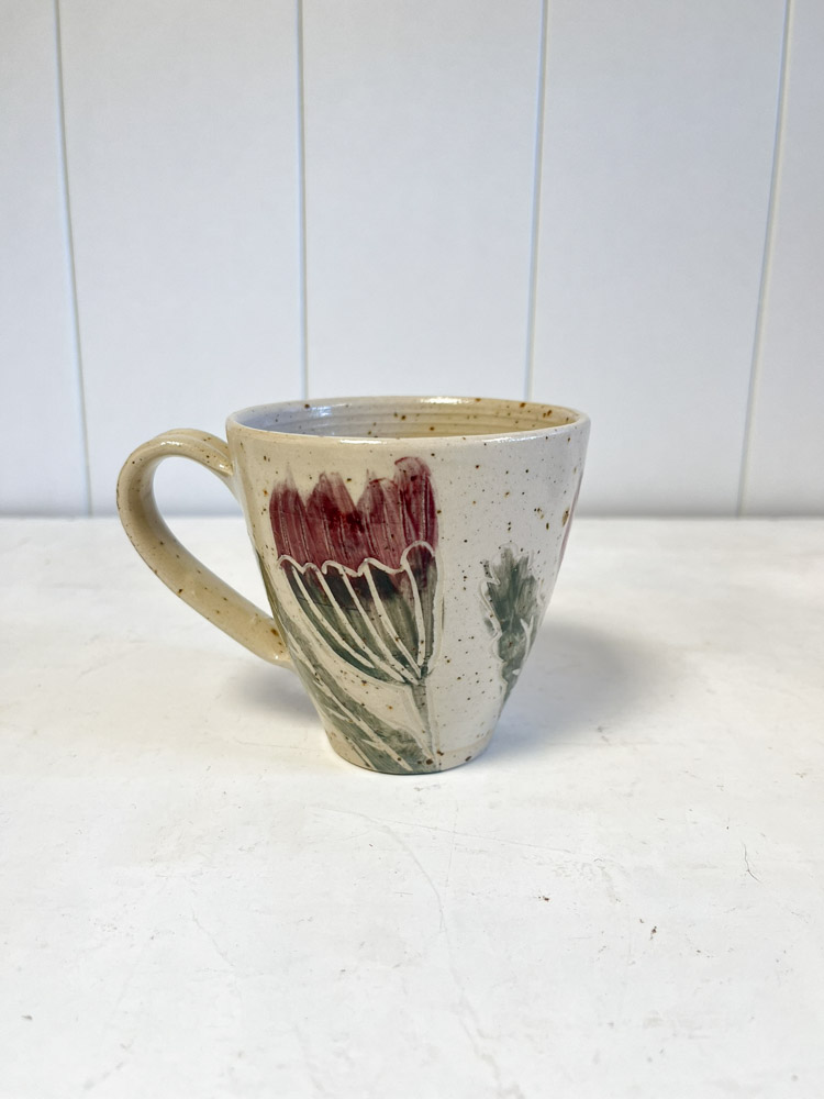 Tasse mit Griffen und Blumenmotiven