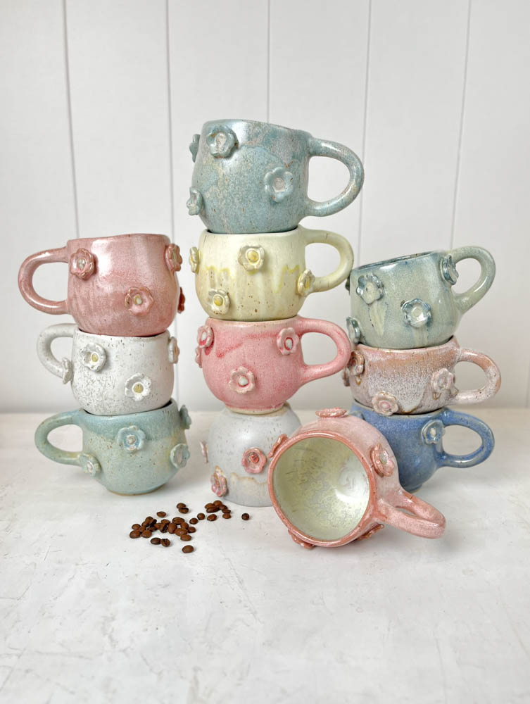 Handgemachter Keramikbecher mit Griffen und Blumen in rosa bei Remix von Sofie in Kopenhagen.
