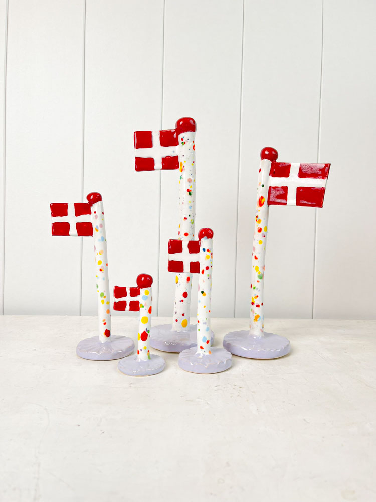 Handgemachte Keramik-Flagge aus dem Tonspiel in Harlekin-Flagge mit lila Fuß