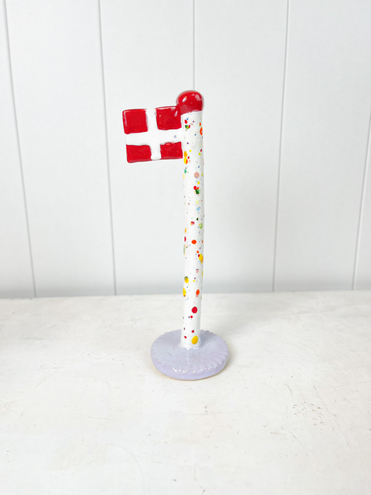 Handgemachte Keramik-Flagge aus dem Tonspiel in Harlekin-Flagge mit lila Fuß