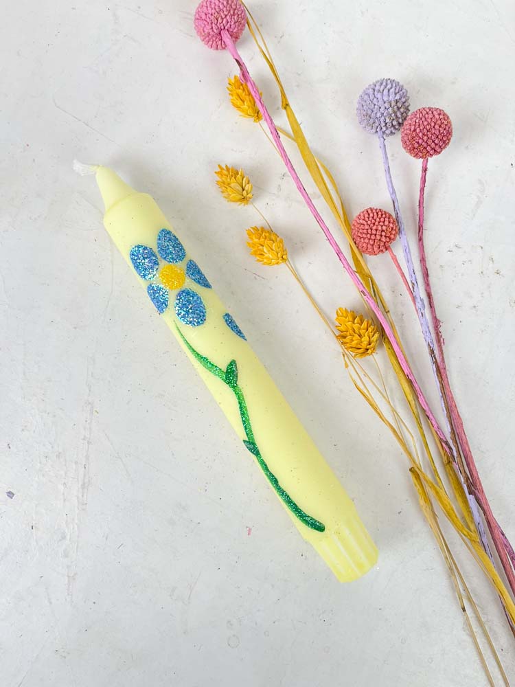 handbemalte Kerzen in Kerzenständern mit Blumen - ahnelight