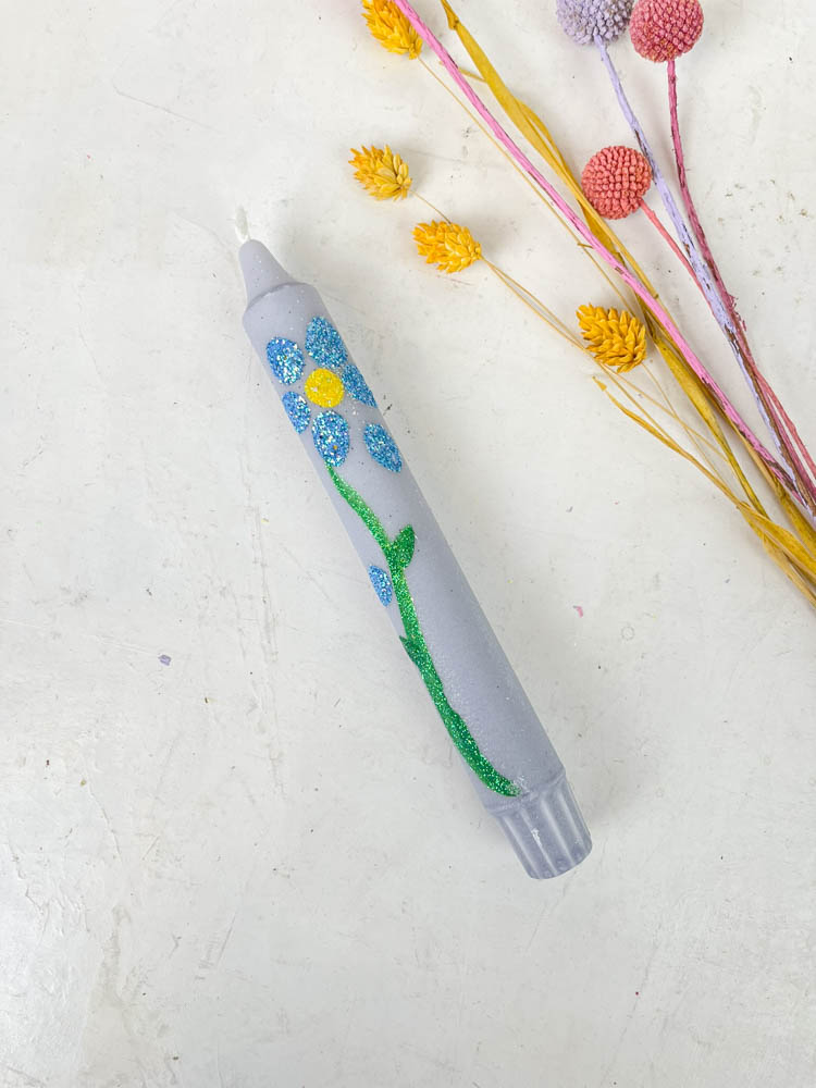 handbemalte Kerzen in Kerzenständern mit Blumen - ahnelight