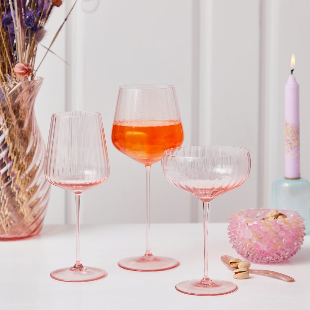 Remix von Sophie: rosa Weißweingläser, Rotweingläser und Champagnerschalen