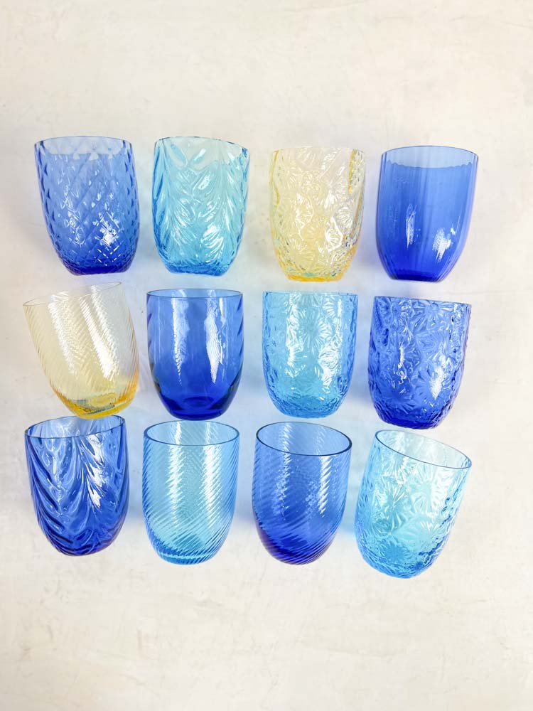 Anna von Lipa Wasserglas und Trinkgläser in blauen und gelben Farben und verschiedenen Mustern