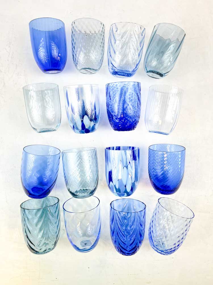 Anna von Lipa Wasserglas und Trinkgläser in blauen und gelben Farben und verschiedenen Mustern