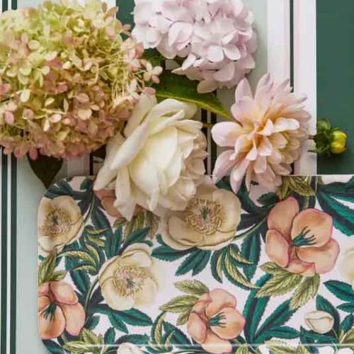 längliches Tablett aus Birkenholz mit Weihnachtsrosen