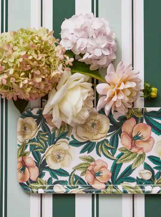 längliches Tablett aus Birkenholz mit Weihnachtsrosen