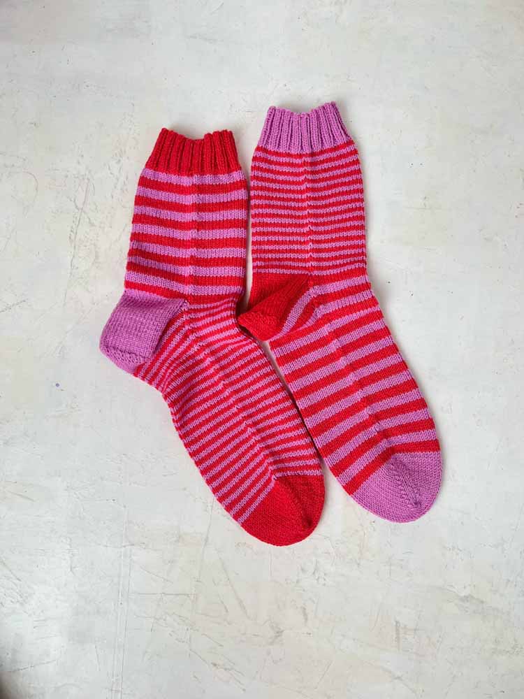 handgestrickte Socken mit Streifen