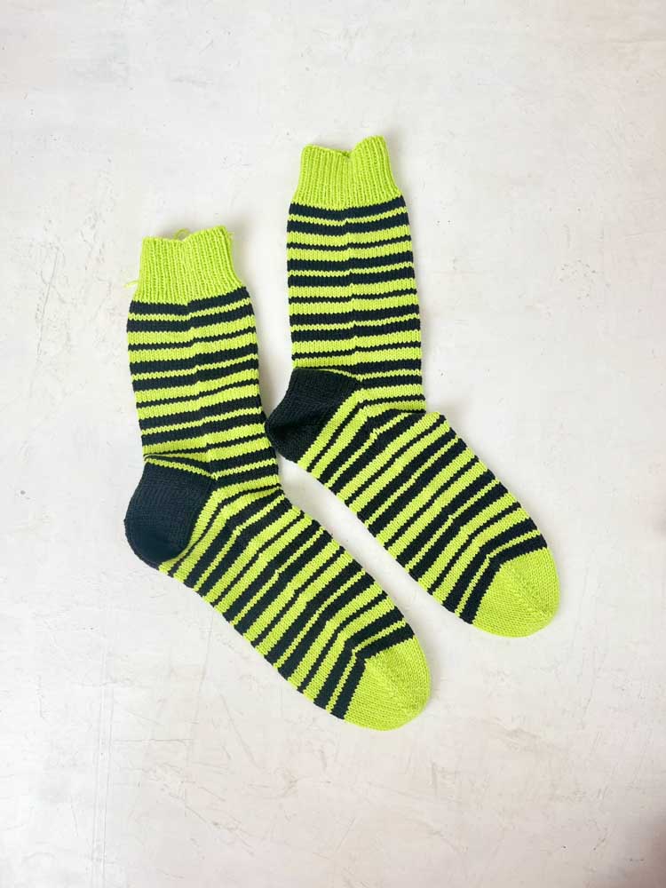 handgestrickte Socken mit Streifen