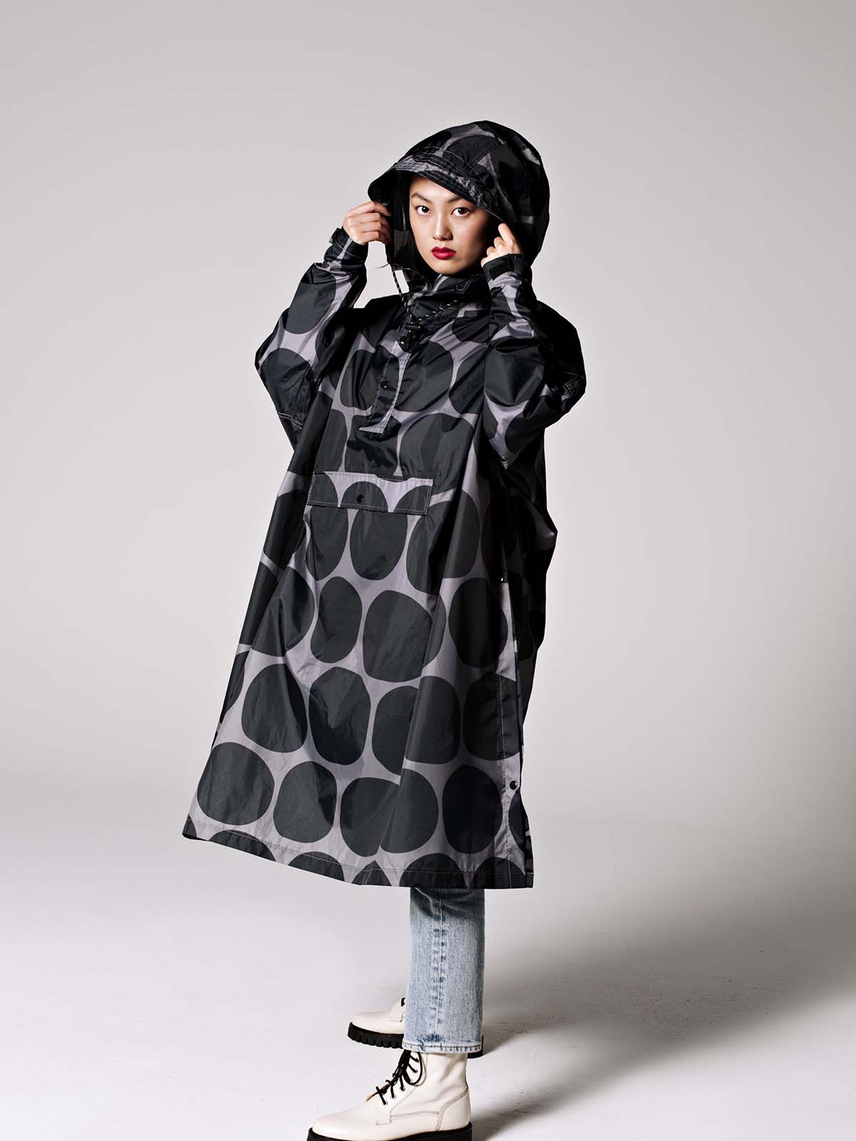Regen Eisregen Poncho in schwarz mit grauen Punkten