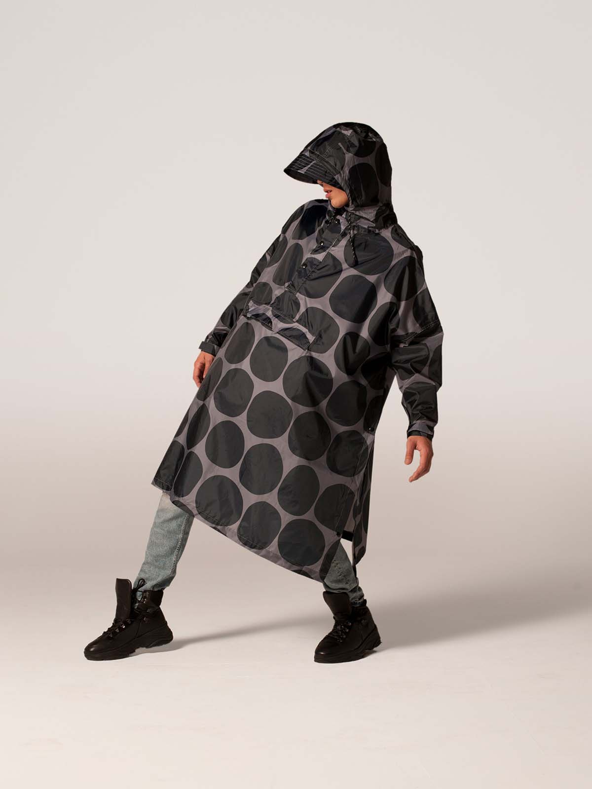 Regen Eisregen Poncho in schwarz mit grauen Punkten