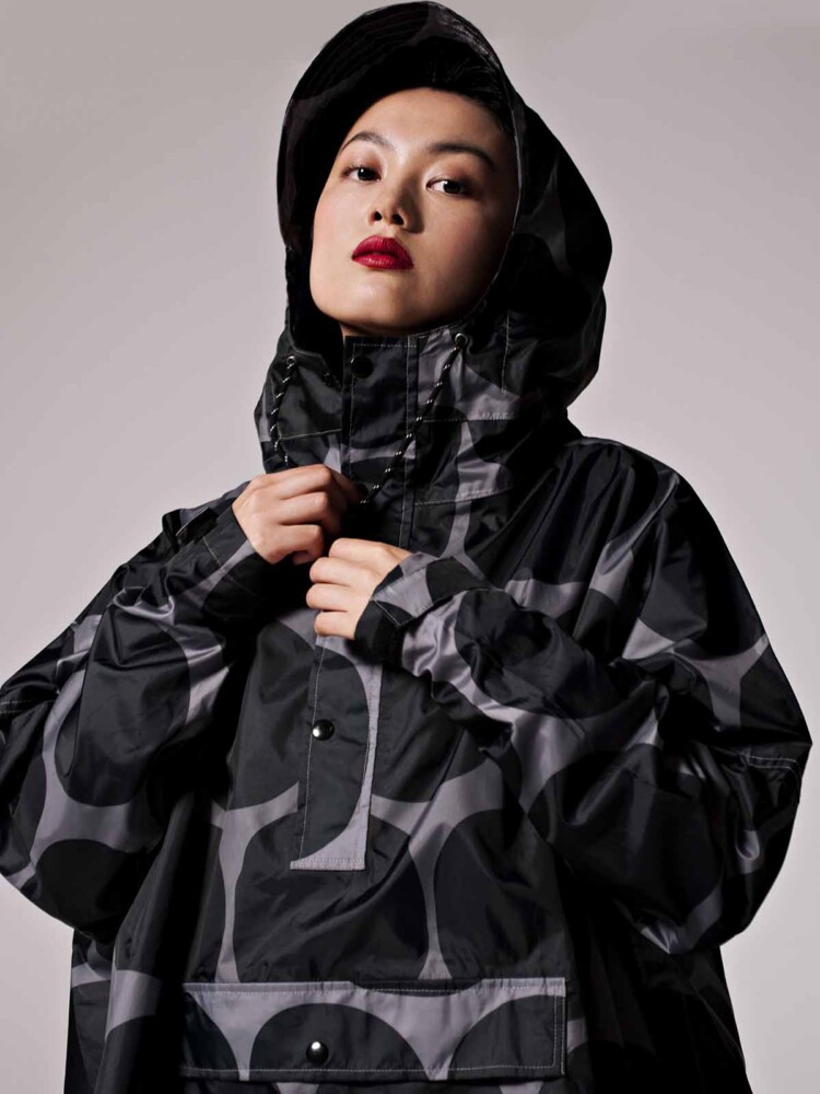 Regen Eisregen Poncho in schwarz mit grauen Punkten