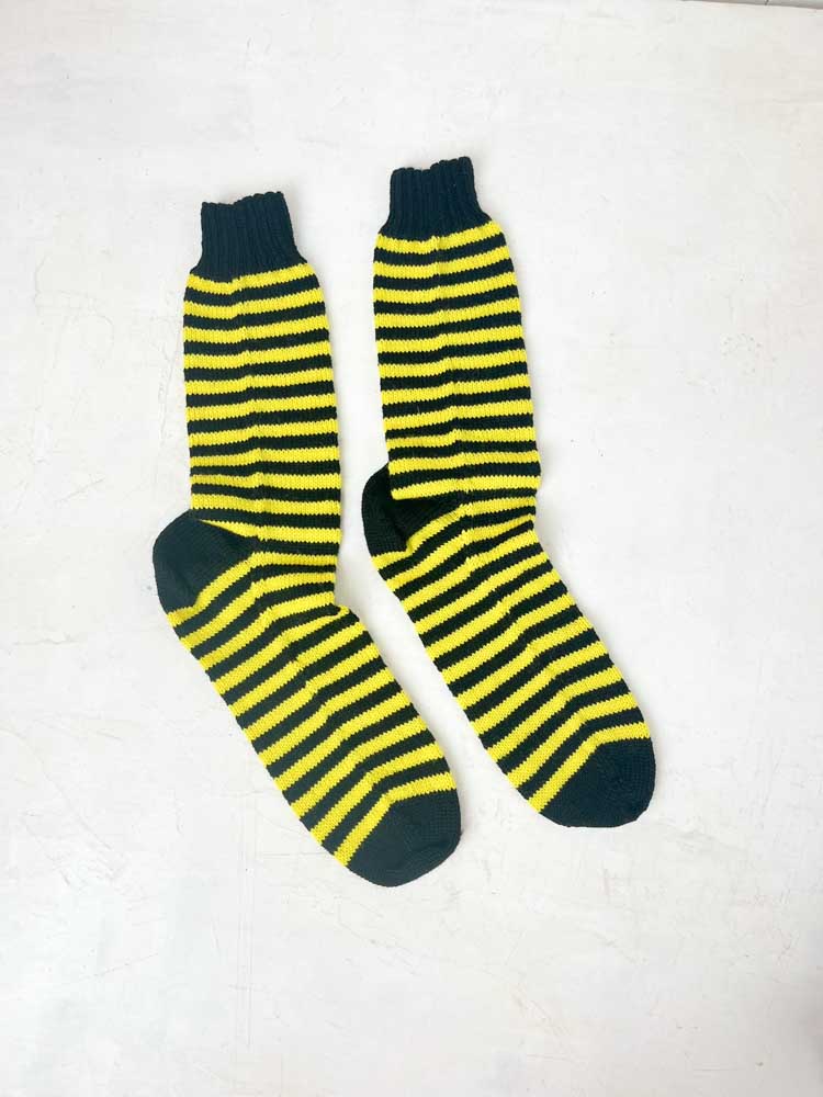 handgestrickte Socken mit Streifen