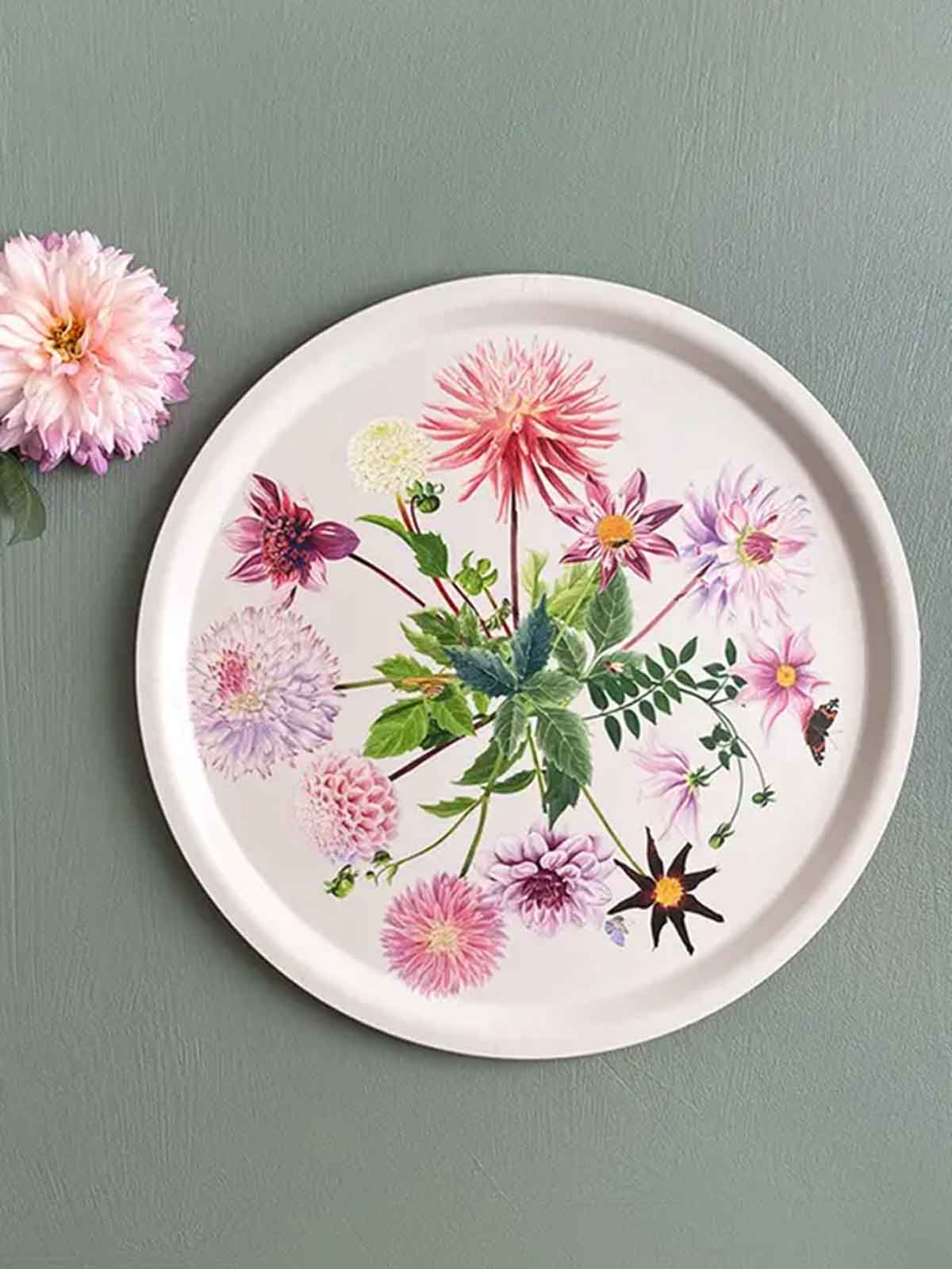 Birkenschale in weiß mit rosa und rosa Dahlia Blüten von koustrup & co.