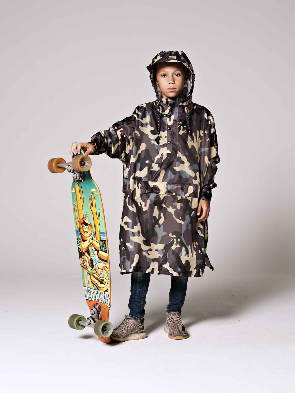 Rainkiss Regenponcho für Kinder aus 100% recyceltem Kunststoff aus dem Meer. Regenbekleidung - wasserdichte Regenbekleidung - Camo.