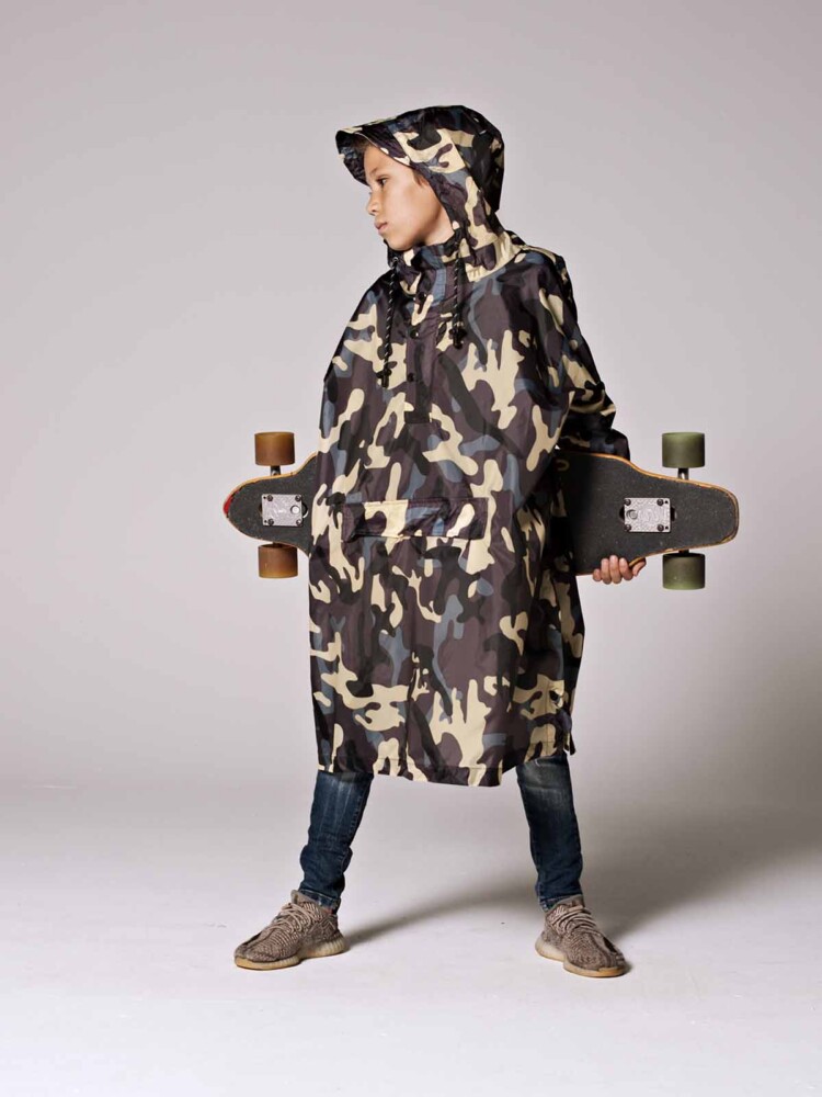 Regeneis Regenponcho für Kinder aus 100% recyceltem Kunststoff aus dem Meer. Regenbekleidung - wasserdichte Regenbekleidung - Camo.
