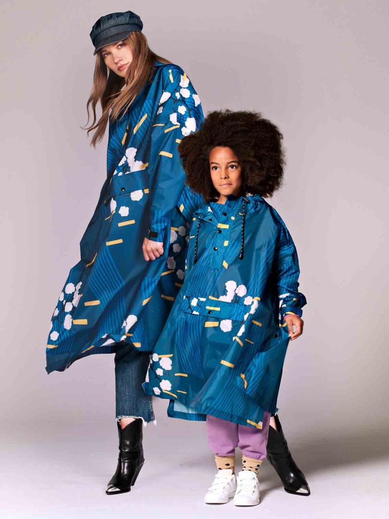Regeneis Regenponcho für Kinder aus 100% recyceltem Kunststoff aus dem Meer. Regenbekleidung - wasserdichte Regenbekleidung - japanische Blüte.