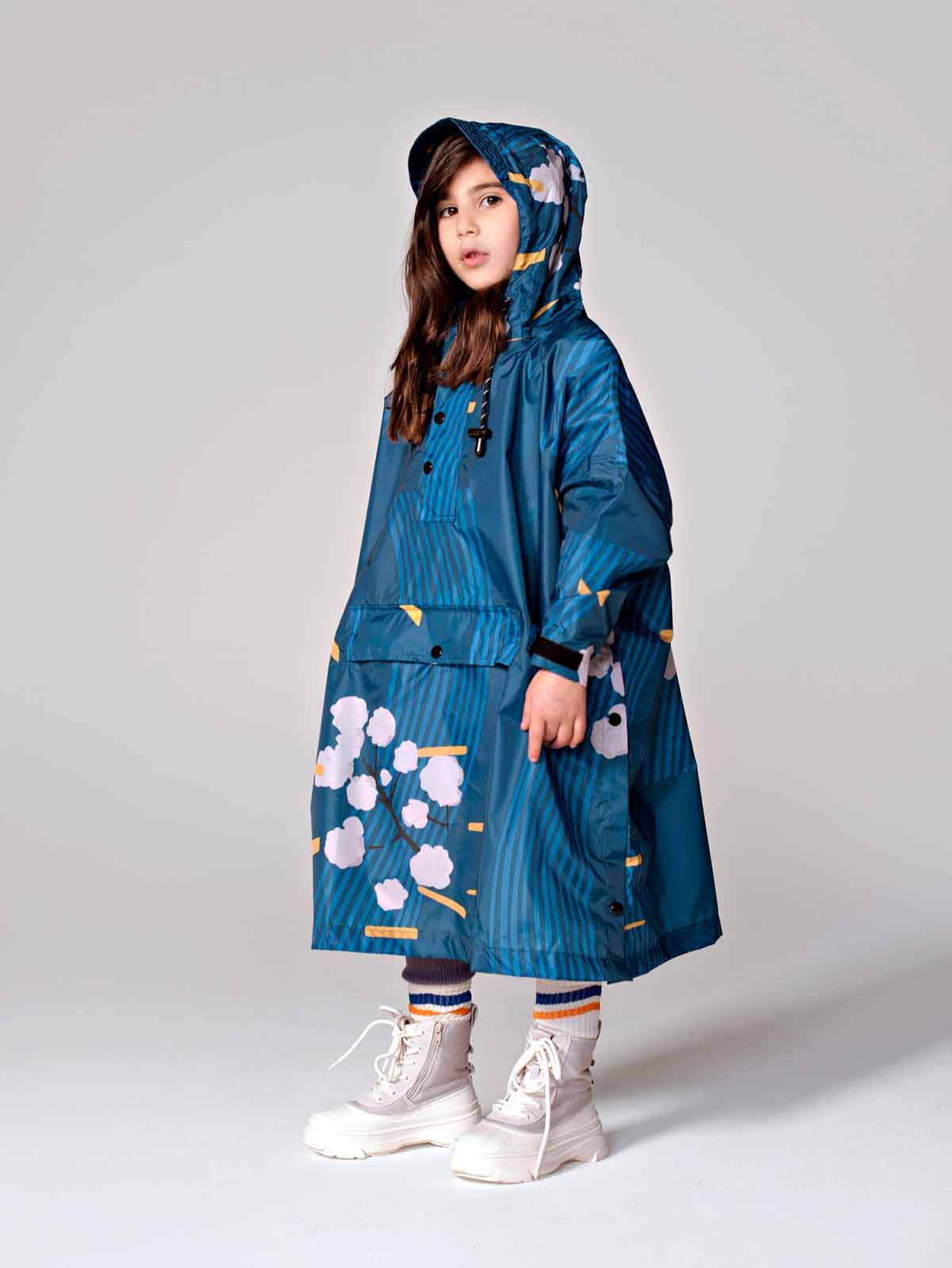 Regeneis Regenponcho für Kinder aus 100% recyceltem Kunststoff aus dem Meer. Regenbekleidung - wasserdichte Regenbekleidung - japanische Blüte.