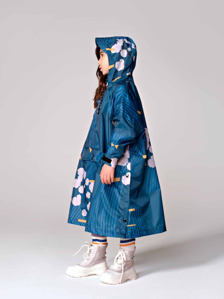 Regeneis Regenponcho für Kinder aus 100% recyceltem Kunststoff aus dem Meer. Regenbekleidung - wasserdichte Regenbekleidung - japanische Blüte.