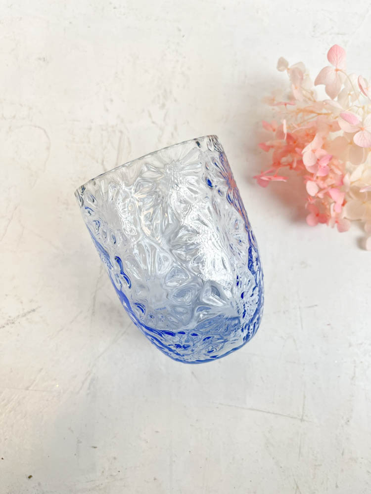 Anna von lipa färbte Wasserglas aus Mischung und Streichholz - Blume in hellblau