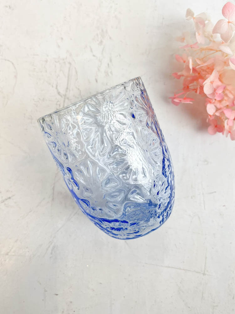 Anna von lipa färbte Wasserglas aus Mischung und Streichholz - Blume in hellblau