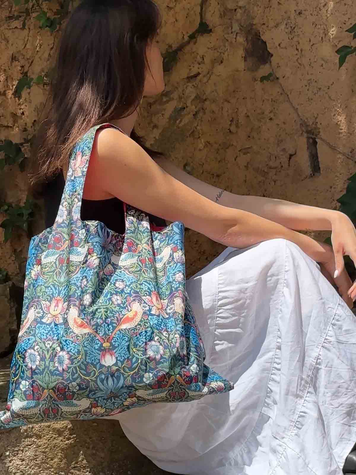 loqi Einkaufstasche - Maultierbeutel aus 100% recyceltem Kunststoff - William Morris Erdbeerdiebe.
