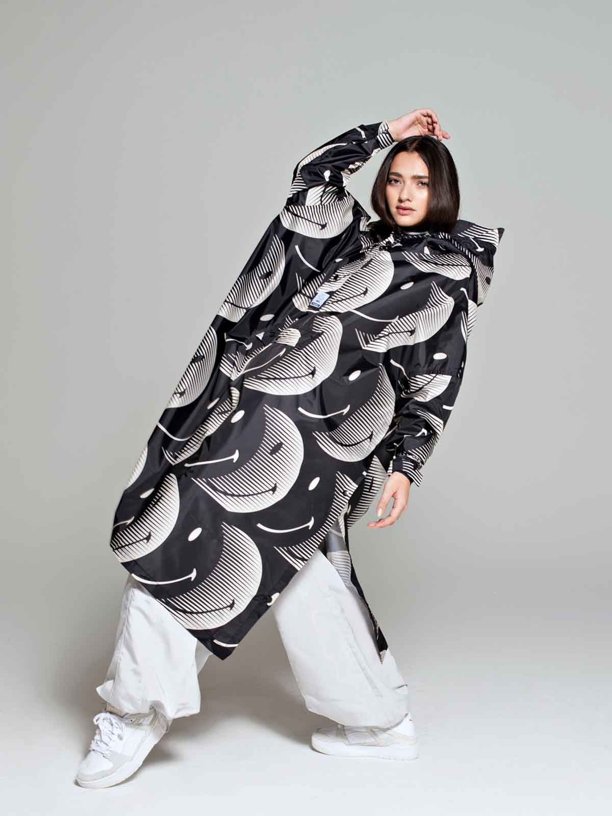 Regeneis Regenponcho - Regenbekleidung für schwache Herzen - 100% recycelter Kunststoff. Genrug Kunststoff in blau und wenn mit Smileys.