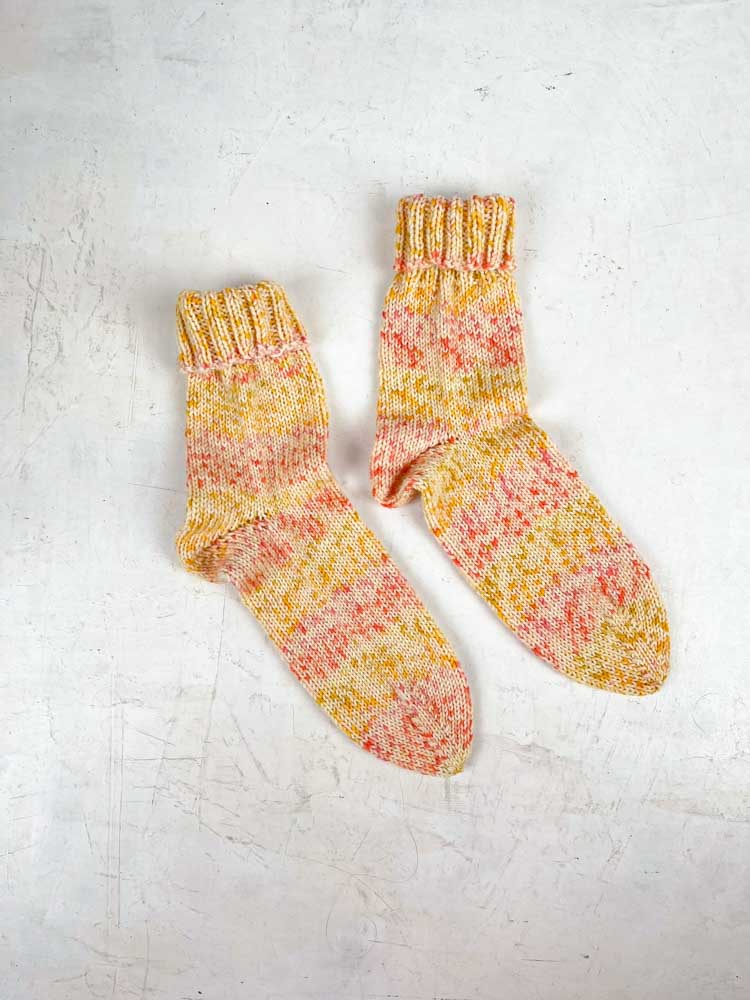 Handgestrickte gemütliche Socken