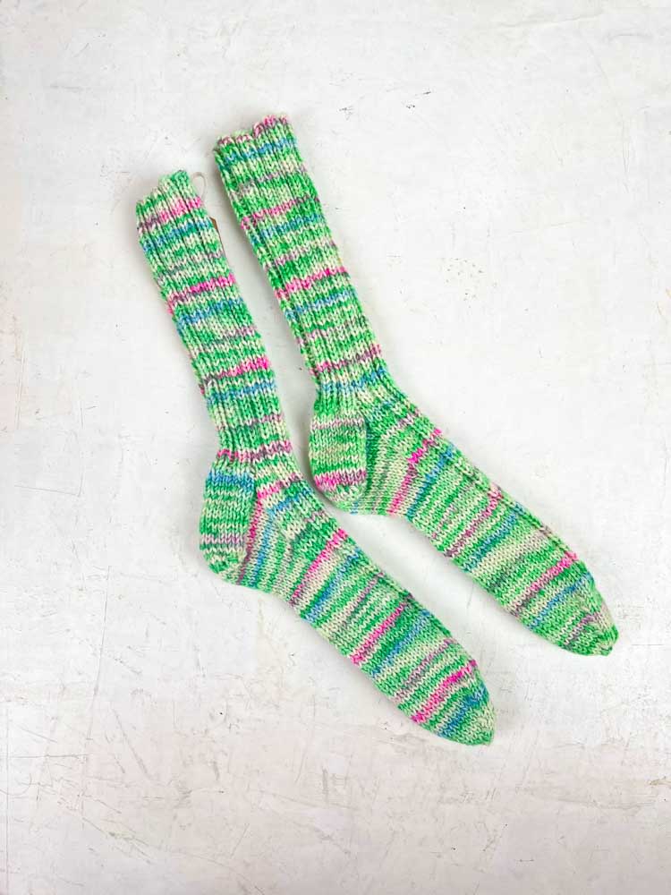 Handgestrickte gemütliche Socken