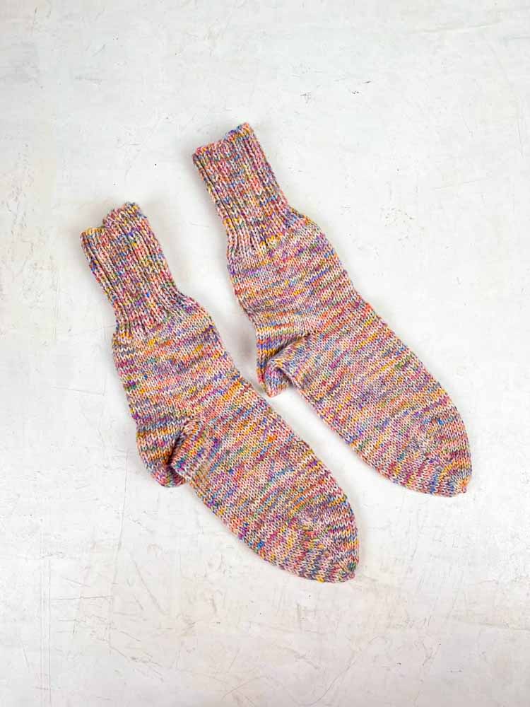 Handgestrickte gemütliche Socken