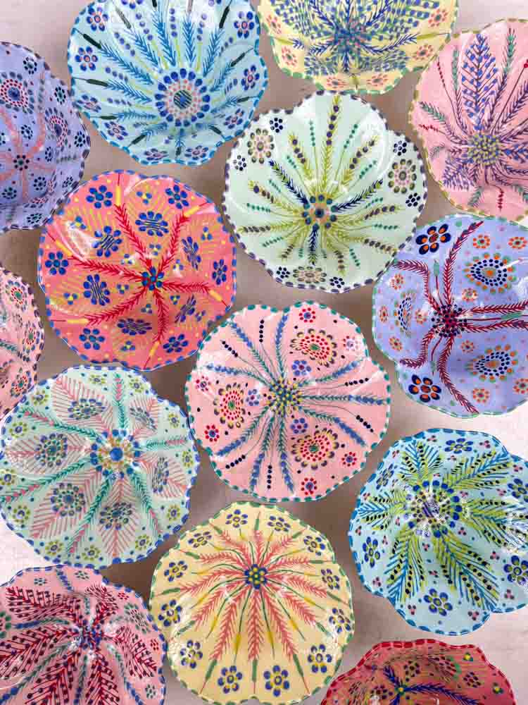 Keramikschale aus der Machaba-Serie des Töpfers in Pastellfarben mit Mustern