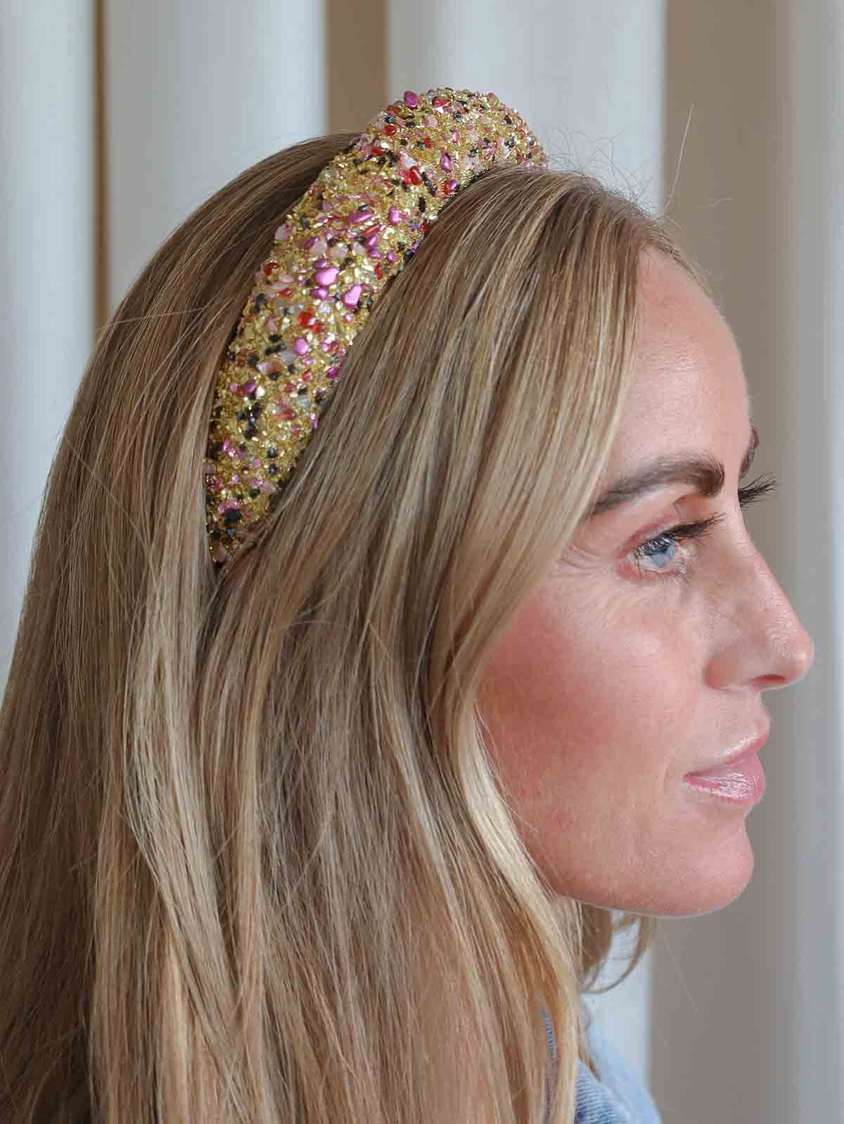 durch kräftiges Haarband mit Gold