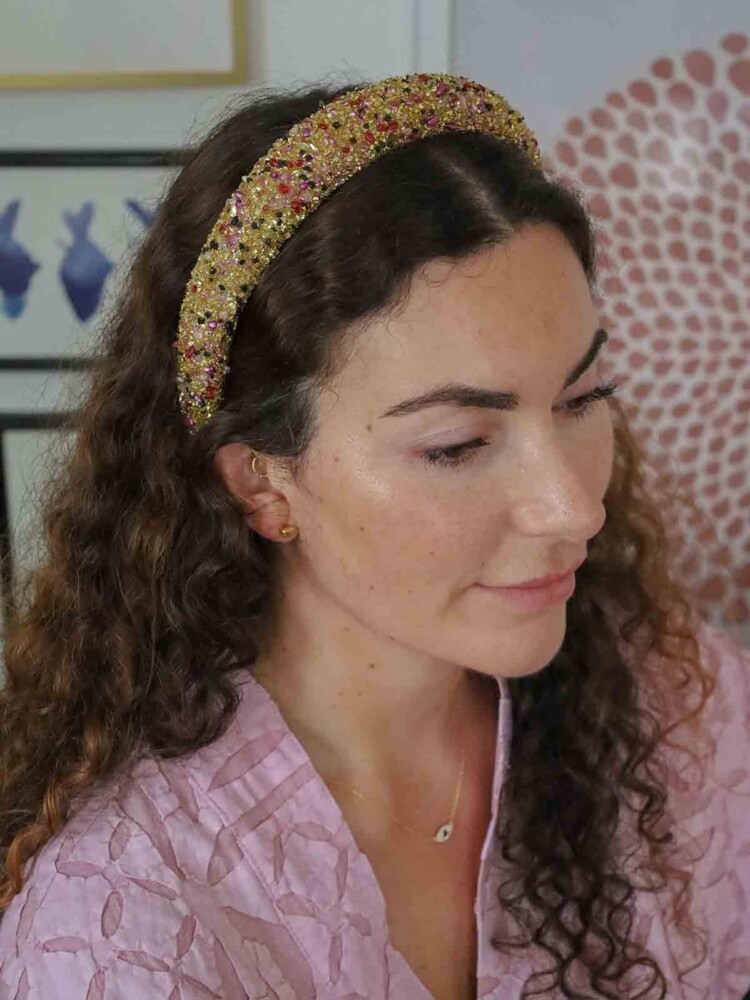 durch kräftiges Haarband mit Gold