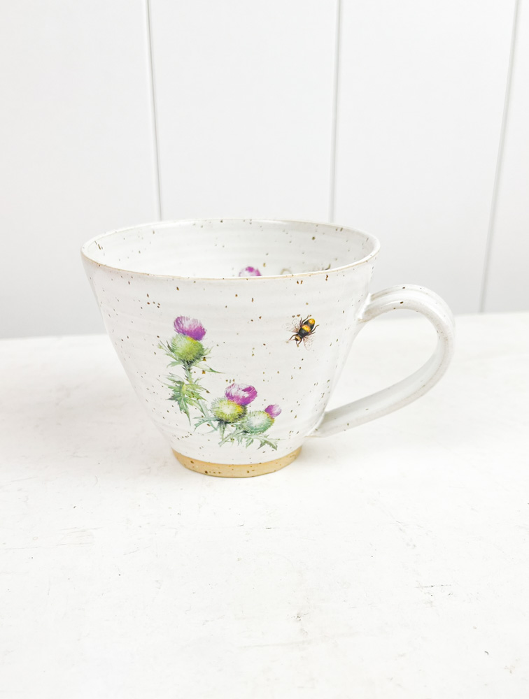 Keramik von Sofia Karolina in weißer Blume - Tasse mit Griff