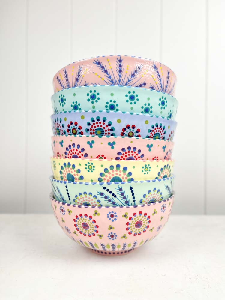 Töpfer arbeiten Keramik - die Mahaba-Serie aus Südafrika. Hand gemalt in Pastellfarben mit Mustern - große Schüssel.