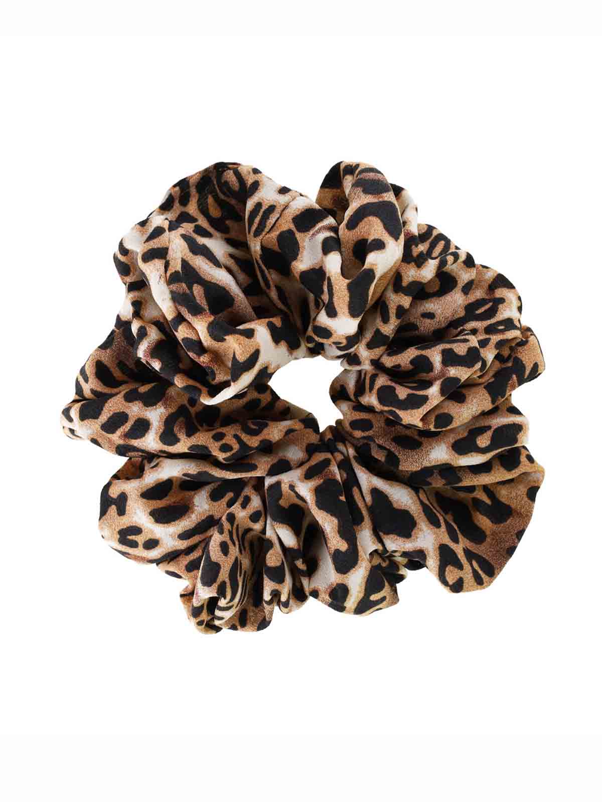 Indem sie Isabella Scruncies in braunem Leopardenstarren
