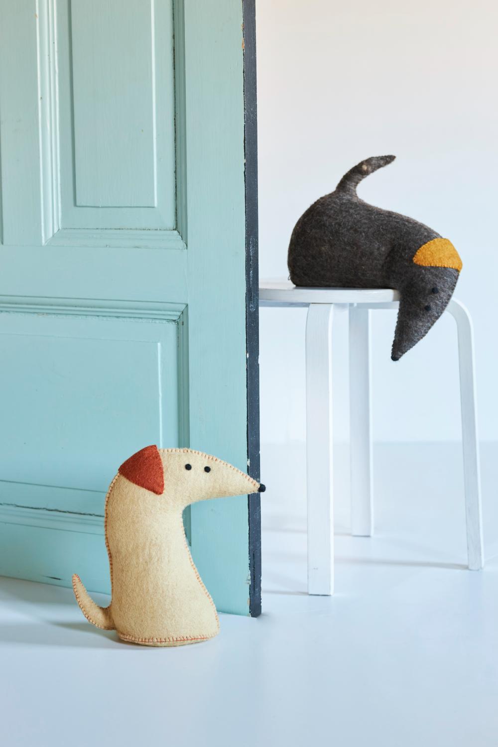 Türstopps in woolen Hunden