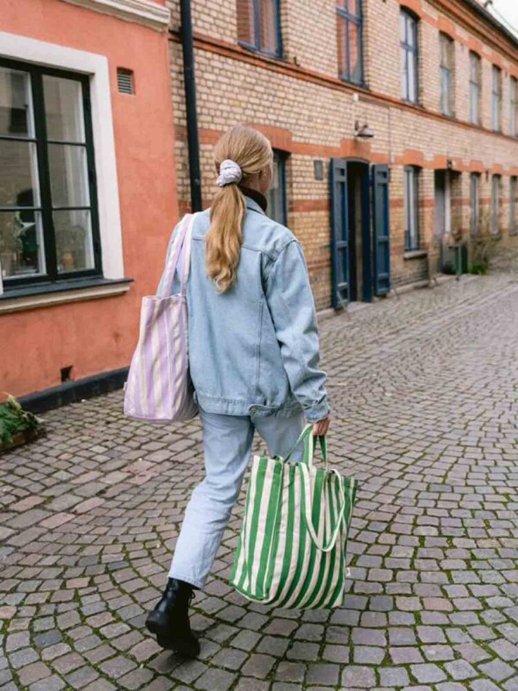 über große Leinwandtasche in gestreift