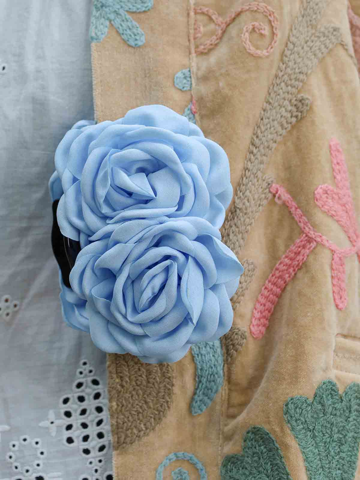 Merle Haarclip mit zwei Blumen in hellblau