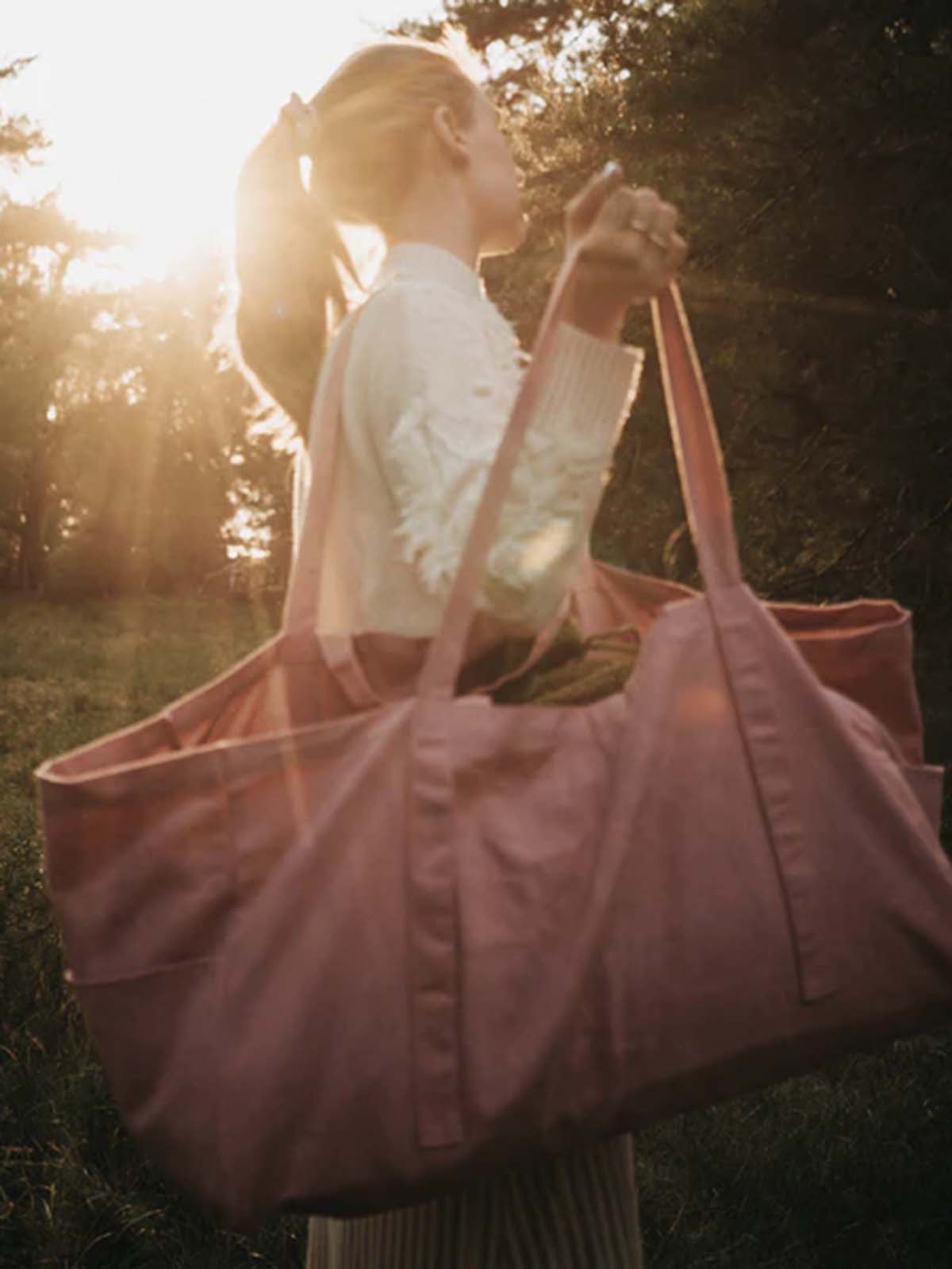 Über große Leinwandtasche in rosa