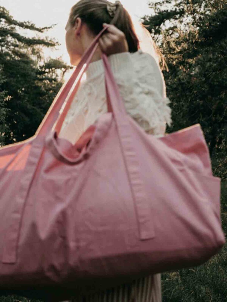 Über große Leinwandtasche in rosa