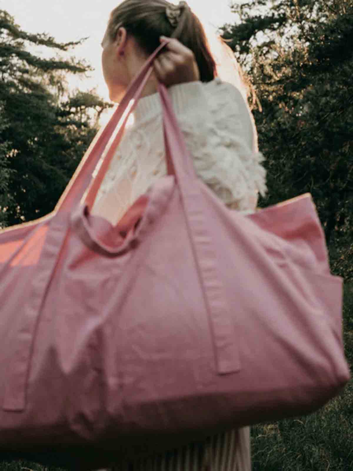 Über große Leinwandtasche in rosa
