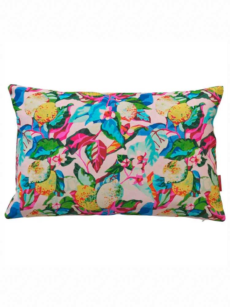 Remix von Sofie - Outdoor Kissen in rosa mit einem großen Blumenmuster _web