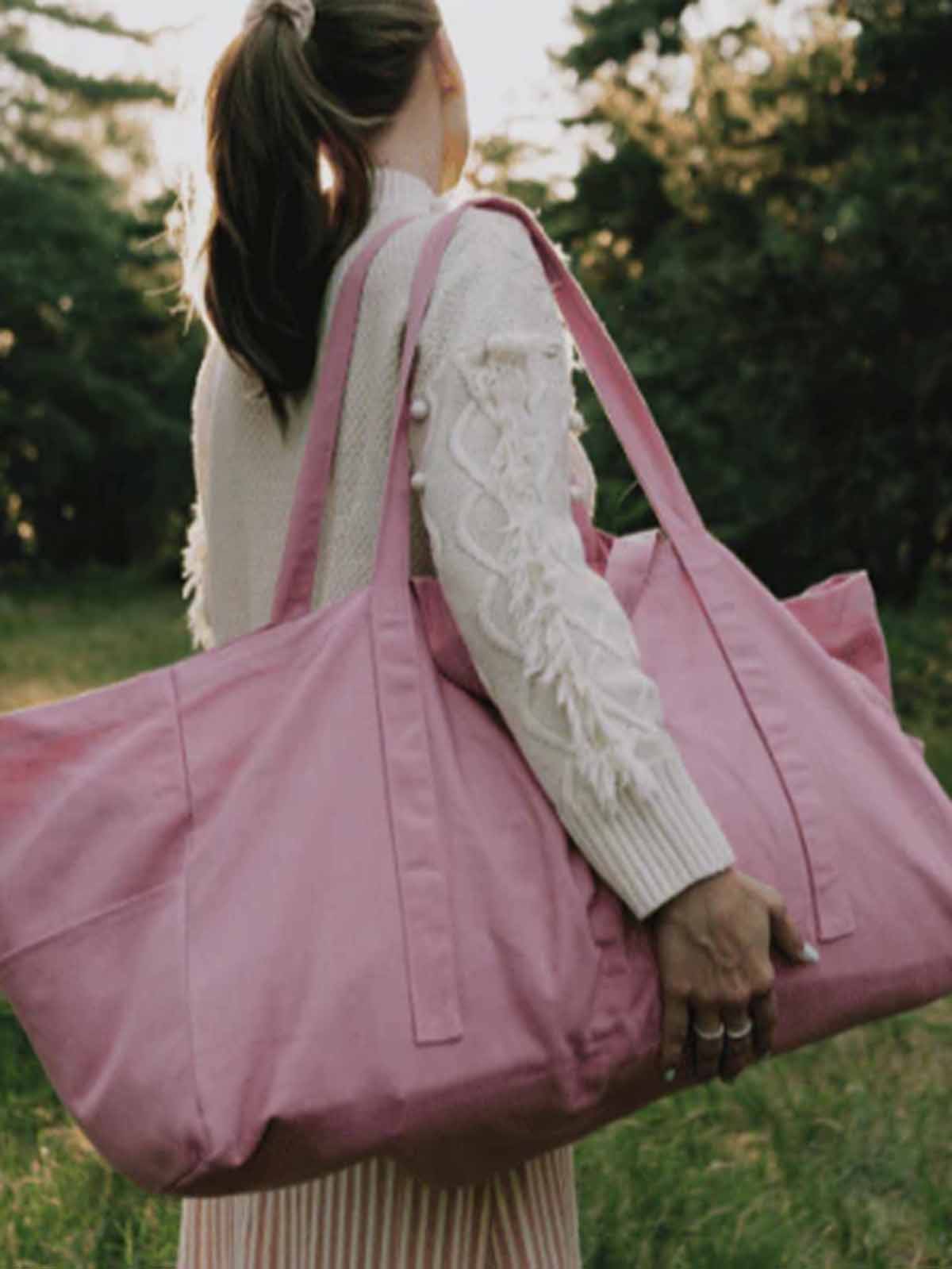 Über große Leinwandtasche in rosa