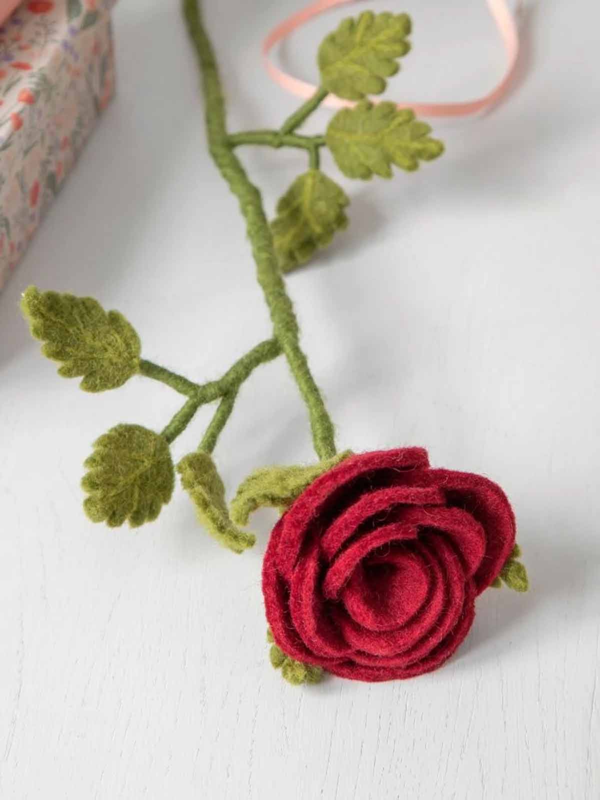 Creme und Sif Filzblüten - rote Rose - Studenten Rose