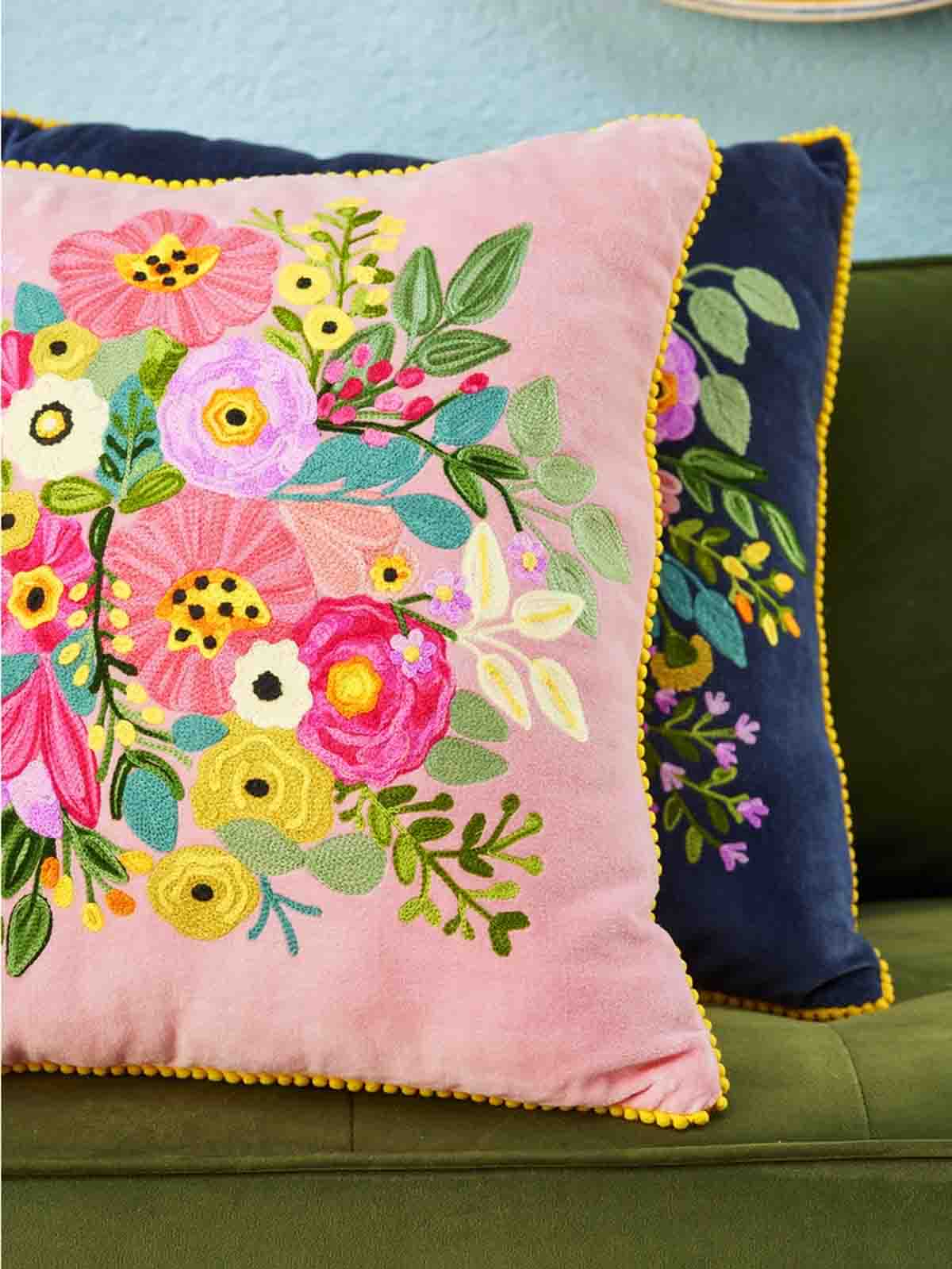 Remix von Sofia Kissen mit Stickerei mit Blumen auf rosa Samt