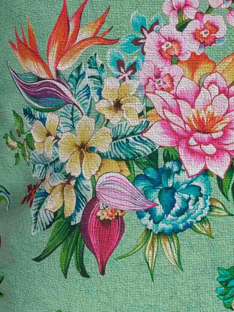 Kissen im Freien mit Blumen in Minzgrün